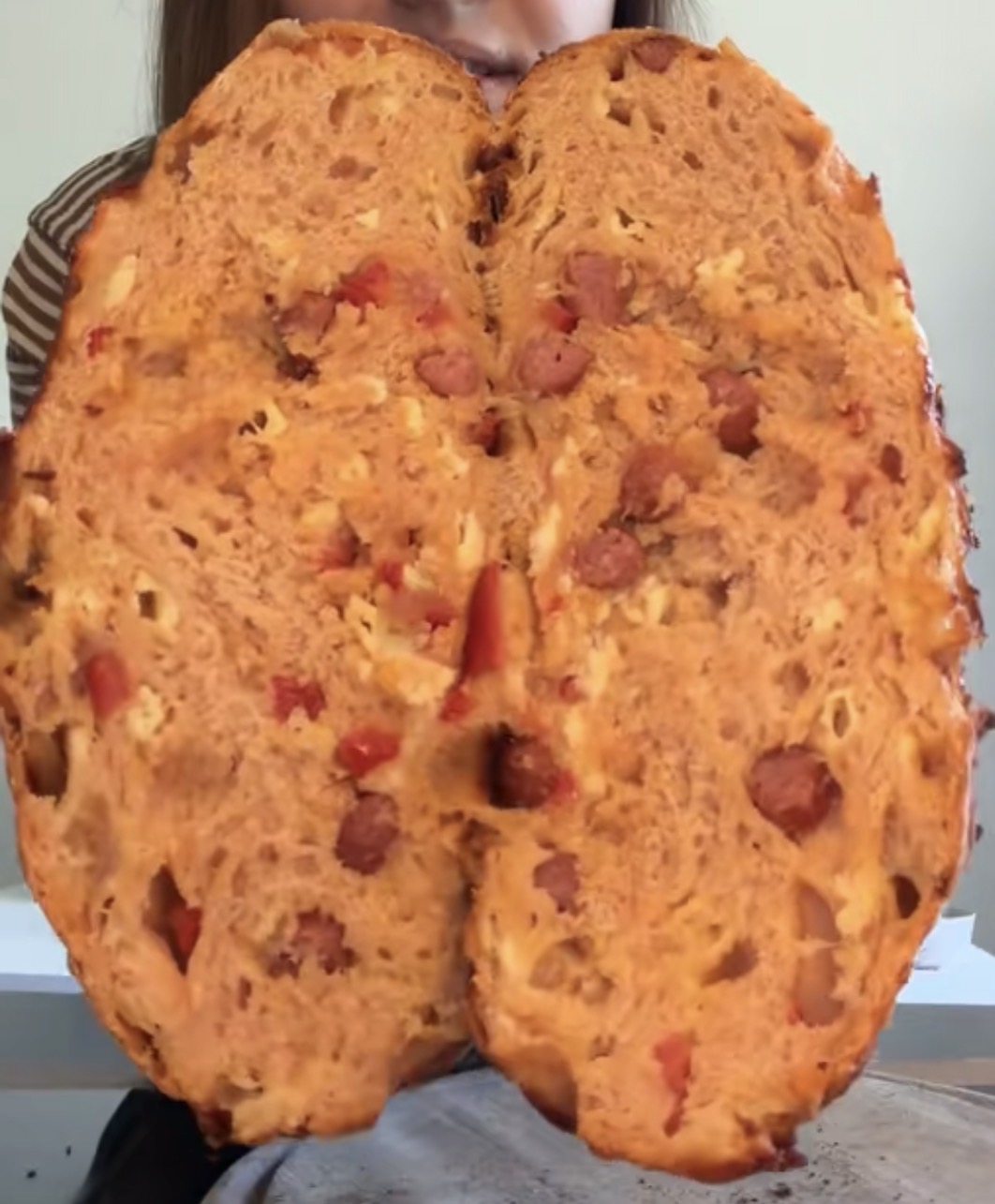 Salami-Pizza Sauerteigbrot – Der Pizzaabend im Brotformat