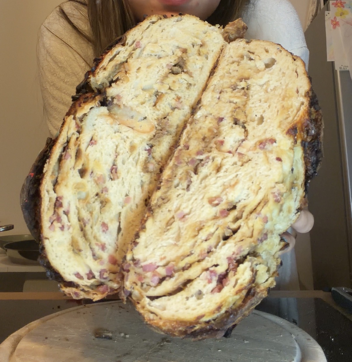 Sauerteigbrot mit Schinkenwürfeln & Röstzwiebeln